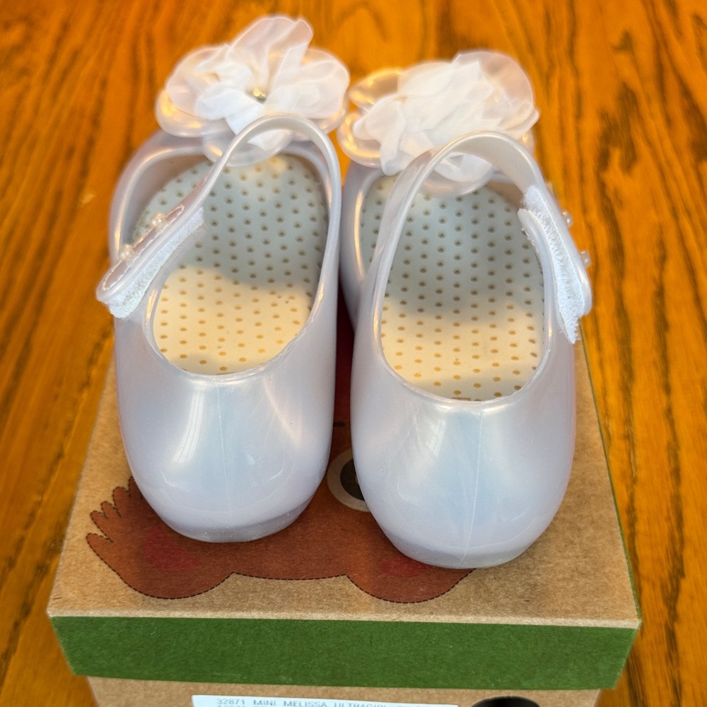 Mini Melissa Girls Size 10 Pearly White Shoes with Floral Accent - Picture 3 of 5